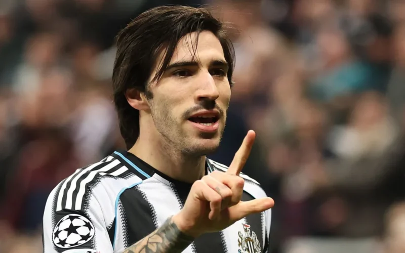 مانشستر يونايتد يضع ساندرو تونالي وثنائي الدوري الإنجليزي ضمن أولوياته لتدعيم الوسط